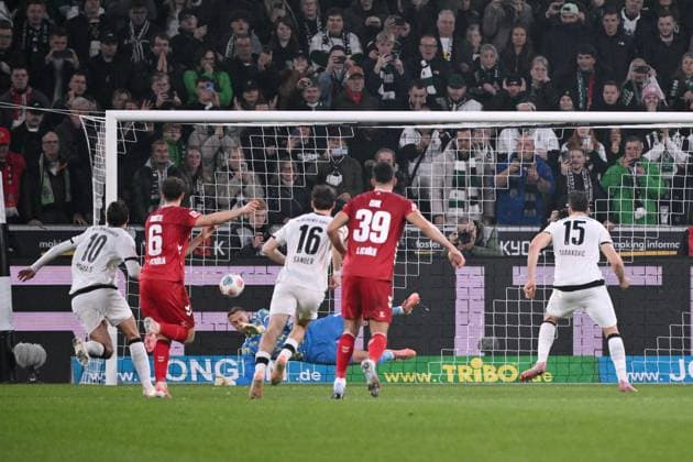 Goalkeeper Marvin Schwäbe 1 FC Köln saves Haris Tabakovics penalty Borussia Moenchengladbach 08 11 2025, Soccer 1 Bundesliga, Season 2025 2026, Matchday 10, Borussia Mönchengladbach 1 FC Köln DFL regulations prohibit any use of photographs as image sequences and or quasi video Moenchengladbach Borussia Park Nordrhein Westfalen Germany Team2