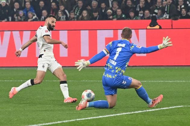Franck HONORAT MG misses this scoring chance against goalkeeper Marvin SCHWAEBE, Schwäbe K Borussia Moenchengladbach MG 1 FC Koeln K Football 1 Bundesliga season 2025 2026, 10 Spieltag, Spieltag10, matchday10, am 08 11 2025, Borussia Park in Moenchengladbach Germany DFL regulations prohibit any use of photographs as image sequences and or quasi video Â