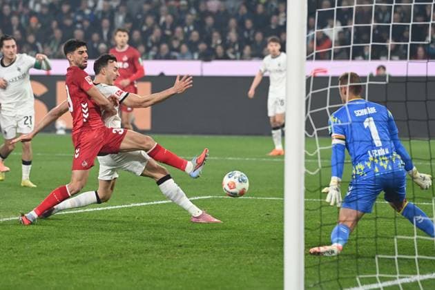 Haris TABAKOVIC MG misses this scoring chance against goalkeeper Marvin SCHWAEBE, Schwäbe K Borussia Moenchengladbach MG 1 FC Koeln K Football 1 Bundesliga season 2025 2026, 10 Spieltag, Spieltag10, matchday10, am 08 11 2025, Borussia Park in Moenchengladbach Germany DFL regulations prohibit any use of photographs as image sequences and or quasi video Â