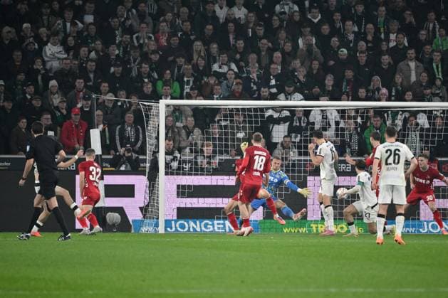 Philipp Sander Borussia Moenchengladbach , obscured left, scores the goal for 1 0, goalkeeper Marvin Schwäbe 1 FC Koeln is powerless 08 11 2025, Football 1 Bundesliga, Season 2025 2026, Matchday 10, Borussia Mönchengladbach 1 FC Köln DFL regulations prohibit any use of photographs as image sequences and or quasi video Moenchengladbach Borussia Park Nordrhein Westfalen Germany Team2