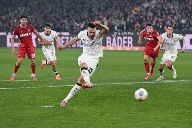 Haris TABAKOVIC MG misses this penalty, Borussia Moenchengladbach MG 1 FC Koeln K Fussball 1 Bundesliga Saison 2025 2026, 10 Spieltag, Spieltag10, matchday10, am 08 11 2025, Borussia Park in Moenchengladbach Deutschland DFL regulations prohibit any use of photographs as image sequences and or quasi video Â