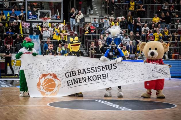 GIVE RACISM A BASKET Campaign Local mascots with banner and signatures GER, MHP Riesen Ludwigsburg EWE Baskets Oldenburg, easycredit BBL, Basketball, Bundesliga, 7 Matchday, Season 2025 2026, 08 11 2025 GER, MHP Riesen Ludwigsburg EWE Baskets Oldenburg, easycredit BBL, Basketball, Bundesliga, 7 Matchday, Season 2025 2026, 08 11 2025 Ludwigsburg Copyright: xSandyxDinkelackerx EP_SDR