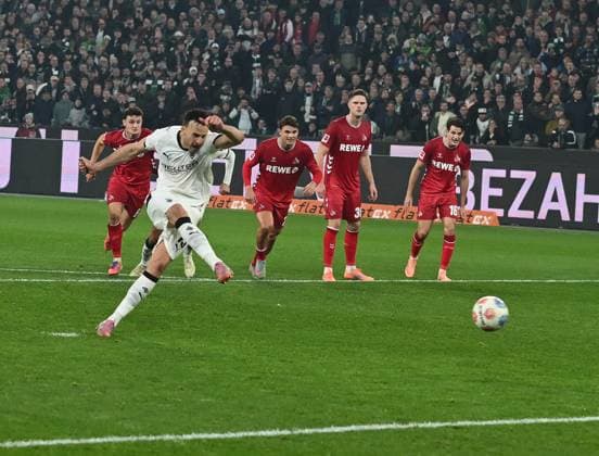 08 11 2025, xophax, Soccer 1 Bundesliga, Borussia Moenchengladbach 1 FC Köln Haris Tabakovic Bour Mönchengladbach misses penalty Cologne goalkeeper Marvin Schwäbe , not in picture DFL DFB REGULATIONS PROHIBIT ANY USE OF PHOTOGRAPHS as IMAGE SEQUENCES and or QUASI VIDEO Moenchengladbach