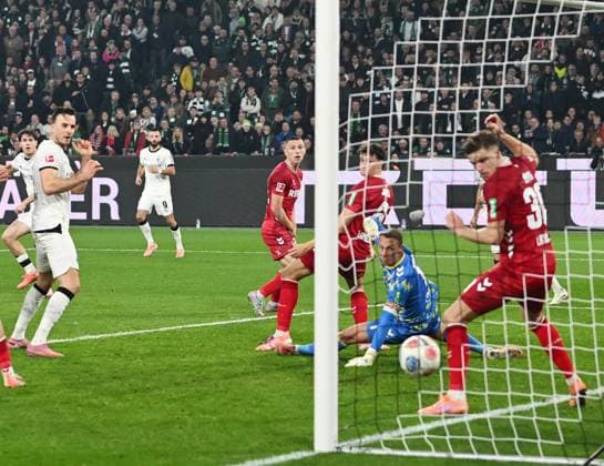 08 11 2025, xophax, Soccer 1 Bundesliga, Borussia Moenchengladbach 1 FC Köln 1 0 for Bour Mönchengladbach Goalscorer back left Philipp Sander , Haris Tabakovic Bour Mönchengladbach , Kristoffer Lund Eric Martel , Goalkeeper Marvin Schwäbe and Marius Bülter , right on the line all 1 FC Köln DFL DFB REGULATIONS PROHIBIT ANY USE OF PHOTOGRAPHS as IMAGE SEQUENCES and or QUASI VIDEO Moenchengladbach
