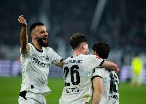 Moenchengladbach, Borussia Park, 08 11 2025 Philipp Sander of Gladbach celebrates scoring the 1 0 goal with Franck Honorat of Gladbach L and Lukas Ullrich of Gladbach during the match 1 Bundesliga Borussia Moenchengladbach vs 1 FC Koeln