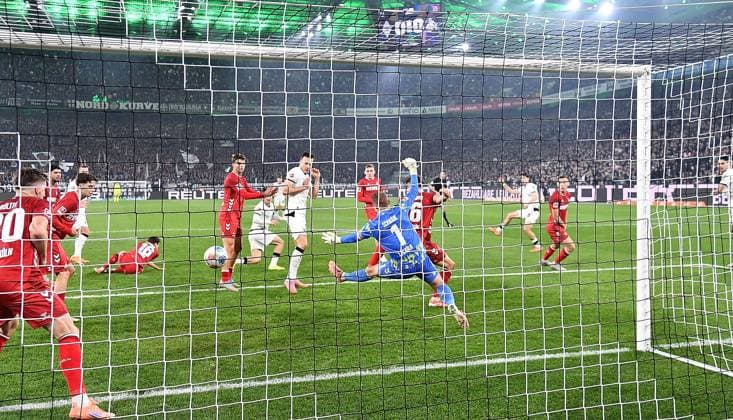 08 11 2025, xhbx, Fußball 1 Bundesliga, Borussia Moenchengladbach 1 FC Köln v l Goal scored, Tor zum 1 0 durch Philipp Sander Borussia Mönchengladbach DFL DFB REGULATIONS PROHIBIT ANY USE OF PHOTOGRAPHS as IMAGE SEQUENCES and or QUASI VIDEO Moenchengladbach