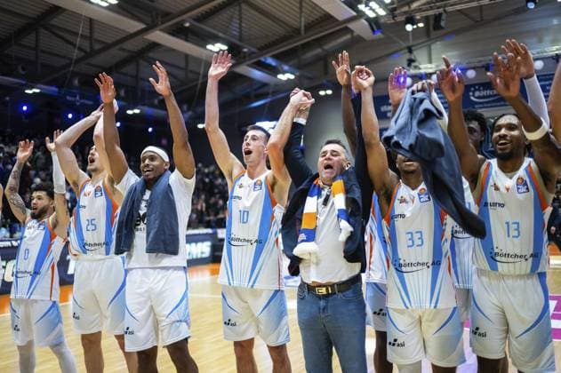 BASKETBALL EASYCREDIT BBL 7 GAME DAY SCIENCE CITY JENA NINERS CHEMNITZ FOR EDITORIAL PURPOSES ONLY p 08 11 2025 Jena Basketball easyCredit BBL 1 Basketball Bundesliga Saison 2025 2026 7 Spieltag Sparkassen Arena Science City Jena NINERS Chemnitz im Foto Riesenjubel der Jenaer Mannschaft mit Geschäftsführer Lars Eberlein Science City Jena nach dem Sieg Deutschland Thueringen Jena Copyright SaschaxFromm Copyright: SaschaxFromm doc836dd5xb56p7vk4g4rm ,EDITORIAL USE ONLY Copyright: SaschaxFromm