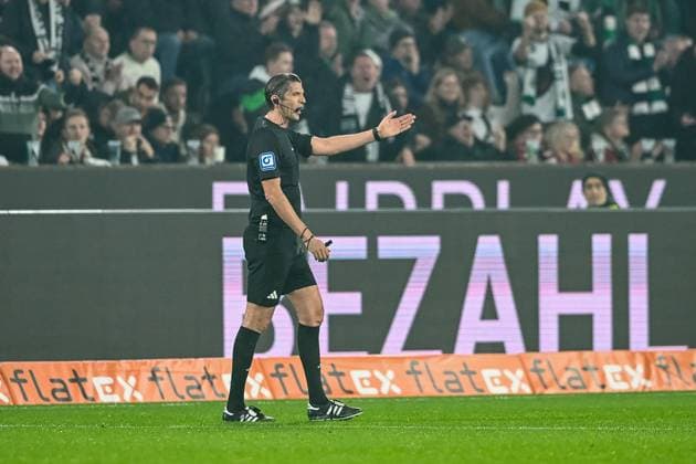 08 11 2025, Soccer 1 Bundesliga, Season 2025 2026, Matchday 10, Borussia Moenchengladbach 1 FC Koeln at Borussia Park in Moenchengladbach Referee Deniz Aytekin decides on penalty kick after examination Important note According to the regulations of the DFL German Football League or the DFB German Football Association, it is prohibited, to utilize or have utilized photographs taken in the stadium and or of the match in the form of sequential images and or video-like photo series Foto Kirchner Media Thomas Haesler Copyright: xKirchner-Media ThomasxHaeslerx