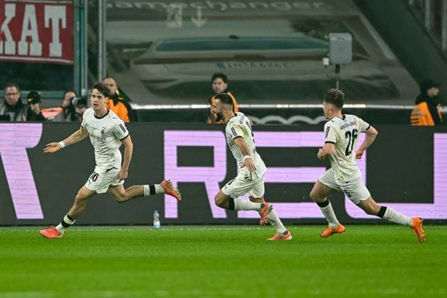 08 11 2025, Soccer 1 Bundesliga, Season 2025 2026, Matchday 10, Borussia Moenchengladbach 1 FC Koeln at Borussia Park in Moenchengladbach Philipp Sander Borussia Moenchengladbach, 16 , Franck Honorat Borussia Moenchengladbach, 09 and Lukas Ullrich Borussia Moenchengladbach, 26 celebrate the goal for 1 0 Important note In accordance with the regulations of the DFL German Football League and the DFB German Football Association, it is prohibited to use or have used photographs taken in the stadium and or of the match in the form of sequential images and or video-like photo series Foto Kirchner Media Thomas Haesler Copyright: xKirchner-Media ThomasxHaeslerx