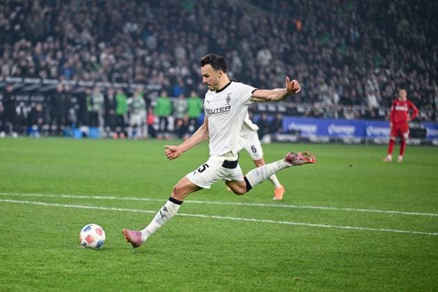 08 11 2025, Football, 1 Bundesliga, Matchday 11 Season 2025 2026, Borussia Mönchengladbach 1 FC Köln, Haris TabakoviÄ‡ Borussia Mönchengladbach shoots the penalty and misses, xRHR PHOTO TKx Copyright: RHR-FOTOx RHR-FOTO TK