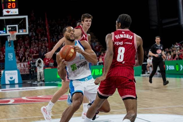 Bamberg, Germany 08 November 2025 1 BBL 2025 2026 BMA365 Bamberg Baskets vs Skyliners Frankfurt Pictured from left Jaedon Le Dee Frankfurt vs Demarcus Demonia Bamberg Brose Arena Bayern Copyright: xFotostandx xSchmittx