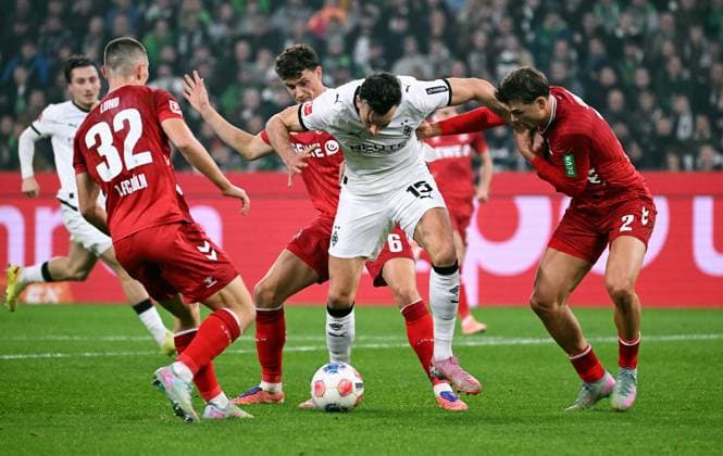 Football, Bundesliga, Germany, Men, Season 2025 2026, Matchday 10, Borussia Park Mönchengladbach, Bor Mönchengladbach 1 FC Köln Kristoffer Lund KOE , Eric Martel KOE , Haris Tabakovic BMG , Joel Schmied KOE Action