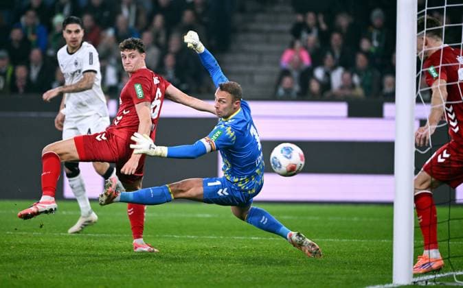 Football, Bundesliga, Germany, Men, Season 2025 2026, Matchday 10, Borussia Park Mönchengladbach, Bor Mönchengladbach 1 FC Köln Philipp Sander BMG scores the goal for 1 0 against Marvin Schwäbe KOE , Eric Martel KOE Action