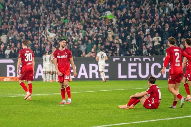 Disappointment among the Cologne team after Philipp Sander conceded the 1-0 goal Borussia Moenchengladbach, 16 VfL Borussia Moenchengladbach vs 1 FC Koeln, Football, 1 Bundesliga, Matchday 10, Season 2025 2026, 08 11 2025 DFL REGULATES PROHIBIT ANY USE OF PHOTOGRAPHS AS IMAGE SEQUENCES AND OR QUASI VIDEO VfL Borussia Moenchengladbach vs 1 FC Koeln, Football, 1 Bundesliga, Matchday 10, Season 2025 2026, 08 11 2025 Moenchengladbach Copyright: xEibner-Pressefoto J.xDerondeaux EP_JDU