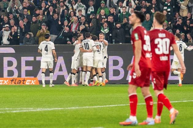Gladbach cheers after the 1 0 by Philipp Sander Borussia Moenchengladbach, 16 VfL Borussia Moenchengladbach vs 1 FC Koeln, Football, 1 Bundesliga, Matchday 10, Season 2025 2026, 08 11 2025 DFL REGULATES PROHIBIT ANY USE OF PHOTOGRAPHS AS IMAGE SEQUENCES AND OR QUASI VIDEO VfL Borussia Moenchengladbach vs 1 FC Koeln, Football, 1 Bundesliga, Matchday 10, Season 2025 2026, 08 11 2025 Moenchengladbach Copyright: xEibner-Pressefoto J.xDerondeaux EP_JDU