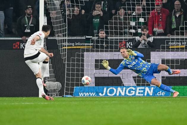 08.11.2025, Fussball: 1. Bundesliga, Saison 2025 2026, 10. Spieltag, Borussia Moenchengladbach - 1. FC Koeln im Borussia-Park in Moenchengladbach. Marvin Schwaebe (1. FC Koeln, 01) pariert den Elfmeter von Haris Tabakovic (Borussia Moenchengladbach, 15). Wichtiger Hinweis: Gemaess den Vorgaben der DFL Deutsche Fussball Liga bzw. des DFB Deutscher Fussball-Bund ist es untersagt, in dem Stadion und oder vom Spiel angefertigte Fotoaufnahmen in Form von Sequenzbildern und oder videoaehnlichen Fotostrecken zu verwerten bzw. verwerten zu lassen. Foto: Kirchner-Media Thomas Haesler Copyright: xKirchner-Media ThomasxHaeslerx