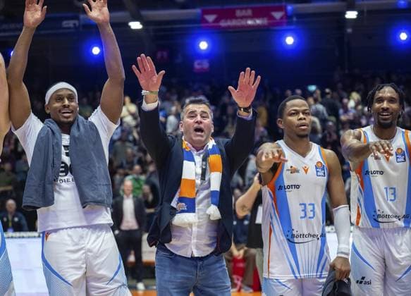 BASKETBALL EASYCREDIT BBL 7 GAME DAY SCIENCE CITY JENA NINERS CHEMNITZ FOR EDITORIAL PURPOSES ONLY p 08 11 2025 Jena Basketball easyCredit BBL 1 Basketball Bundesliga Saison 2025 2026 7 Spieltag Sparkassen Arena Science City Jena NINERS Chemnitz im Foto Riesenjubel der Jenaer Mannschaft mit Geschäftsführer Lars Eberlein Science City Jena , center, after the victory Germany Thuringia Jena Copyright SaschaxFromm Copyright: SaschaxFromm doc836dgjrvnfsyvc07amr ,EDITORIAL USE ONLY Copyright: SaschaxFromm