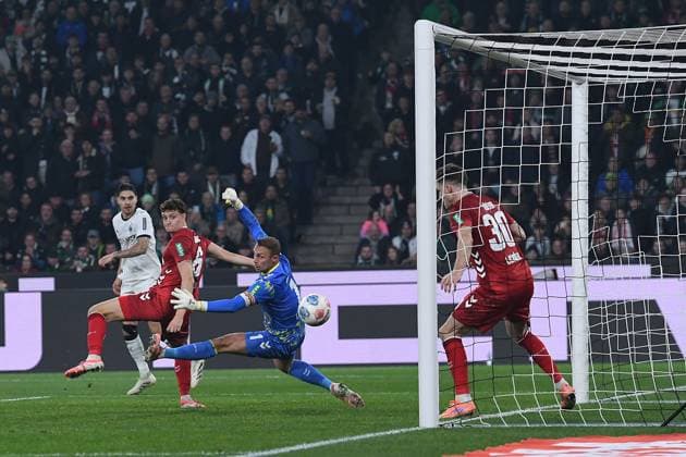 Soccer 1 Bundesliga 10 Matchday Borussia Mönchengladbach 1 FC Köln on 08 11 2025 at Borussia Park in Mönchengladbach Goal for 1 0 by Philipp Sander Mönchengladbach DFL regulations prohibit any use of photographs as image sequences and or quasi video xRx