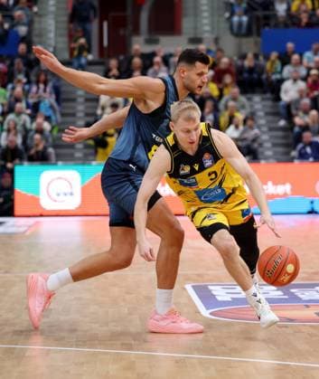 BAU 08 11 2025 Ludwigsburg Basketball MHP Riesen Ludwigsburg vs EWE Baskets Oldenburg, f l Filip Stanic Oledenburg , Toms Skuja LB