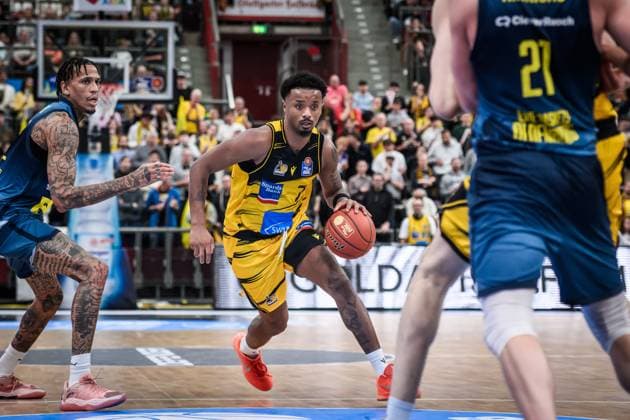 Elijah Hughes MHP RIESEN Ludwigsburg, 07 passes Michale Kyser EWE Baskets Oldenburg, 12 , li GER, MHP Riesen Ludwigsburg EWE Baskets Oldenburg, easycredit BBL, Basketball, Bundesliga, Matchday 7, Season 2025 2026, 08 11 2025 GER, MHP Riesen Ludwigsburg EWE Baskets Oldenburg, easycredit BBL, Basketball, Bundesliga, Matchday 7, Season 2025 2026, 08 11 2025 Ludwigsburg Copyright: xSandyxDinkelackerx EP_SDR