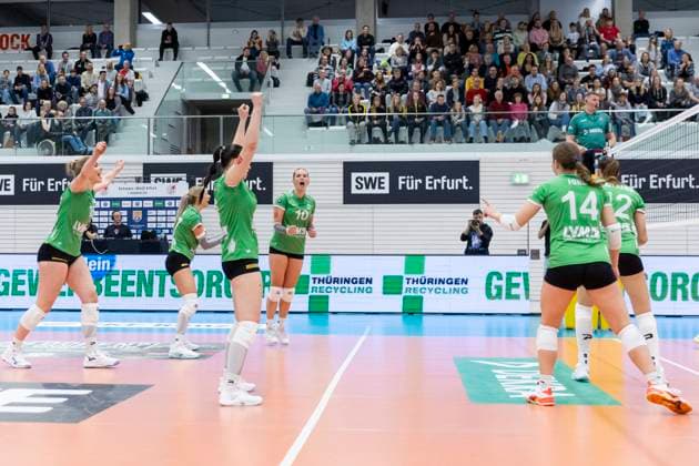 DVV Cup Round of 16 Womens Black and White Erfurt vs Black and White Erfurt vs USC Münster Erfurt 08 11 2025 Cheering, Amelie Strothoff 10 USC Münster Center with team DVV Cup Round of 16 Womens Black and White Erfurt vs Black and White Erfurt vs USC Münster Riethsporthalle Erfurt 08 11 2025 Copyright: xBEAUTIFULxSPORTS Duehringx