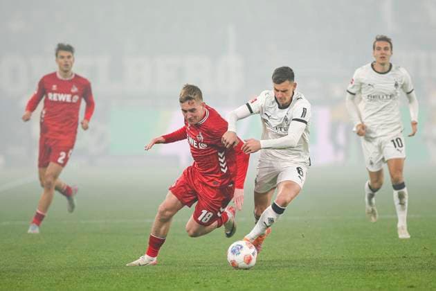 Mönchengladbach, Germany, 08 11 25 Isak Johannesson 1 FC Köln and Yannik Engelhardt Borussia Mönchengladbach fighting for the ball during the Bundesliga match between Borussia Mönchengladbach and 1 FC Köln at the stadium in Borussia Park Mönchengladbach Stadion im Borussia Park North Rhine Westphalia Germany Copyright: xBrauer-Fotoagenturx xAdrianxSchlx