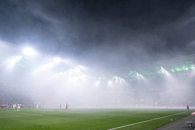 08 11 2025, Football, 1 Bundesliga, Matchday 11 Season 2025 2026, Borussia Mönchengladbach 1 FC Köln, Smoke in the stadium The match is interrupted, xRHR PHOTO TKx Copyright: RHR-FOTOx RHR-FOTO TK
