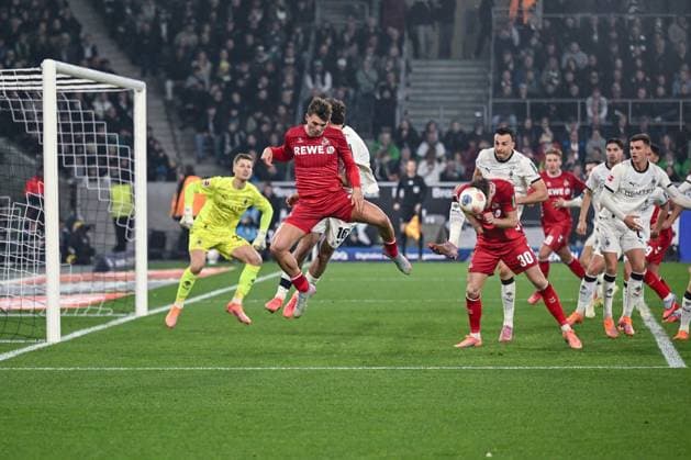 08 11 2025, Football, 1 Bundesliga, Matchday 11 Season 2025 2026, Borussia Mönchengladbach 1 FC Köln, Header chance Marius Bülter 1 FC Köln xRHR PHOTO TKx Copyright: RHR-FOTOx RHR-FOTO TK