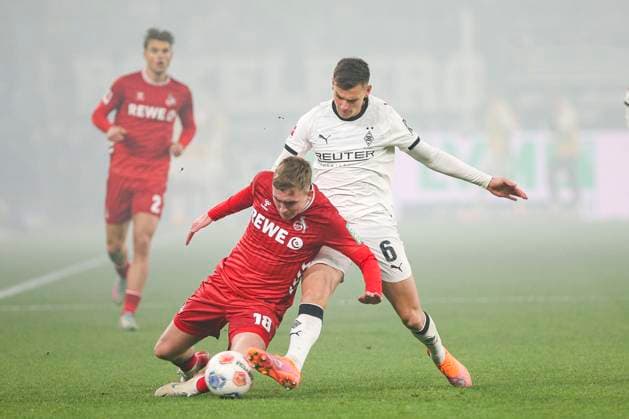 Mönchengladbach, Germany, 08 11 25 Isak Johannesson 1 FC Köln and Yannik Engelhardt Borussia Mönchengladbach fighting for the ball during the Bundesliga match between Borussia Mönchengladbach and 1 FC Köln at the stadium in Borussia Park Mönchengladbach Stadion im Borussia Park North Rhine Westphalia Germany Copyright: xBrauer-Fotoagenturx xAdrianxSchlx