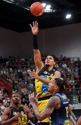 BAU 08 11 2025 Ludwigsburg Basketball MHP Riesen Ludwigsburg vs EWE Baskets Oldenburg, f l Yorman Polas Bartolo LB , Brandon Tischler LB , Michale Kyser Oldenburg