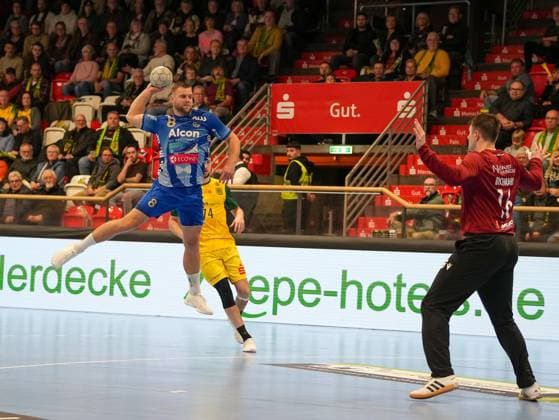 Florian Eisentraeger TV Grosswallstadt, 08 on jump shot against Pascal Bochmann VfL Eintracht Hagen, 16 VfL Eintracht Hagen vs TV Grosswallstadt, Handball, 2 Bundesliga, Matchday 10, Season 2025 2026, 08 11 2025 VfL Eintracht Hagen vs TV Grosswallstadt, Handball, 2 Bundesliga, Matchday 10, Season 2025 2026, 08 11 2025 Hagen Copyright: xEibner-Pressefoto DamianxKruczynx EP_DKI