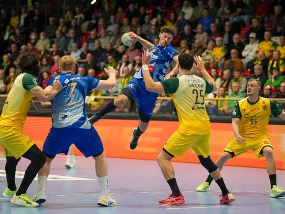 Finn Wullenweber TV Grosswallstadt, 20 on jump shot Philip Jungemann VfL Eintracht Hagen, 25 tries to block VfL Eintracht Hagen vs TV Grosswallstadt, Handball, 2 Bundesliga, Matchday 10, Season 2025 2026, 08 11 2025 VfL Eintracht Hagen vs TV Grosswallstadt, Handball, 2 Bundesliga, Matchday 10, Season 2025 2026, 08 11 2025 Hagen Copyright: xEibner-Pressefoto DamianxKruczynx EP_DKI