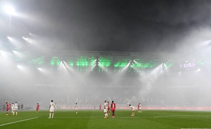 08 11 2025, xhbx, Soccer 1 Bundesliga, Borussia Moenchengladbach 1 FC Köln v l Pitch in smoke from Bengalos DFL DFB REGULATIONS PROHIBIT ANY USE OF PHOTOGRAPHS as IMAGE SEQUENCES and or QUASI VIDEO Moenchengladbach