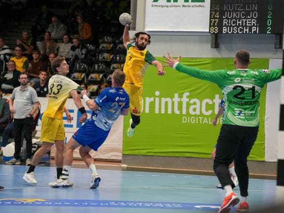 Pouya Norouzi VfL Eintracht Hagen, 07 on a jump shot on goal Pierre Busch VfL Eintracht Hagen, 83 is pulled by Mario Stark TV Grosswallstadt, 27 VfL Eintracht Hagen vs TV Grosswallstadt, Handball, 2 Bundesliga, Matchday 10, Season 2025 2026, 08 11 2025 VfL Eintracht Hagen vs TV Grosswallstadt, Handball, 2 Bundesliga, Matchday 10, Season 2025 2026, 08 11 2025 Hagen Copyright: xEibner-Pressefoto DamianxKruczynx EP_DKI