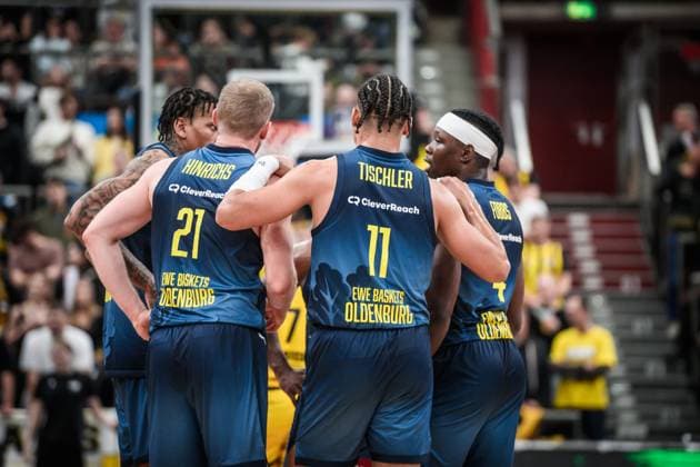 Team circle, team spirit at the EWE Baskets Oldenburg team, center Seth Hinrichs EWE Baskets Oldenburg, 21 and Nicholas Tischler EWE Baskets Oldenburg, 11 GER, MHP Riesen Ludwigsburg EWE Baskets Oldenburg, easycredit BBL, Basketball, Bundesliga, 7 Matchday, Season 2025 2026, 08 11 2025 GER, MHP Riesen Ludwigsburg EWE Baskets Oldenburg, easycredit BBL, Basketball, Bundesliga, 7 Matchday, Season 2025 2026, 08 11 2025 Ludwigsburg Copyright: xSandyxDinkelackerx EP_SDR