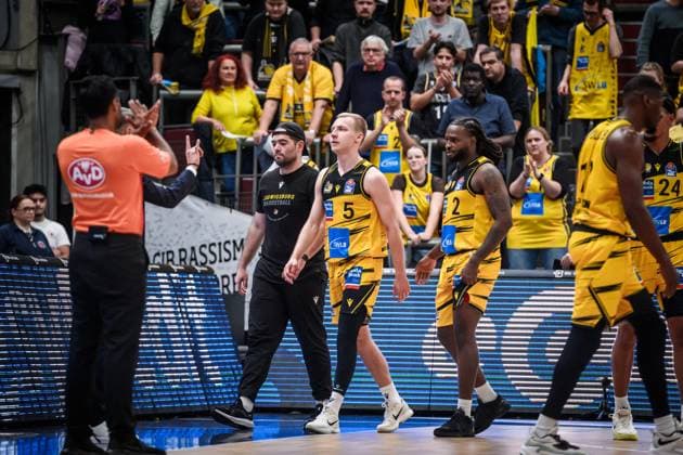 Toms Skuja MHP RIESEN Ludwigsburg, 05 leaves the court apparently injured GER, MHP Riesen Ludwigsburg EWE Baskets Oldenburg, easycredit BBL, Basketball, Bundesliga, Matchday 7, Season 2025 2026, 08 11 2025 GER, MHP Riesen Ludwigsburg EWE Baskets Oldenburg, easycredit BBL, Basketball, Bundesliga, Matchday 7, Season 2025 2026, 08 11 2025 Ludwigsburg Copyright: xSandyxDinkelackerx EP_SDR