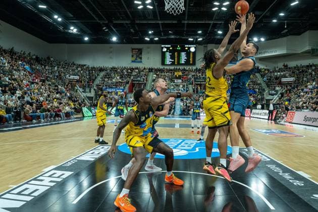 Filip Stanic EWE Baskets Oldenburg, 65 , Keeshawn Kellman MHP RIESEN Ludwigsburg, 32 , GER, MHP RIESEN Ludwigsburg vs EWE Baskets Oldenburg, easycredit BBL, Basketball, Bundesliga, Matchday 7, Season 2025 2026, 08 11 2025, GER, MHP RIESEN Ludwigsburg vs EWE Baskets Oldenburg, easycredit BBL, Basketball, Bundesliga, Matchday 7, Season 2025 2026, 08 11 2025 Ludwigsburg Copyright: xEibner-Pressefoto SaschaxWaltherx EP_EER