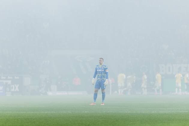 1 Bundesliga Borussia Mönchengladbach 1 FC Köln 08 11 2025 Marvin Schwäbe 1 FC Köln, 1 steht im Nebel 1 Fussball Bundesliga, Borussia Mönchengladbach 1 FC Köln, Mönchengladbach, BORUSSIA PARK am 08 11 2025 DFL REGULATIONS PROHIBIT ANY USE OF PHOTOGRAPHS AS IMAGE SEQUENCES AND OR QUASI VIDEO Copyright: xBEAUTIFULxSPORTS Wunderlx