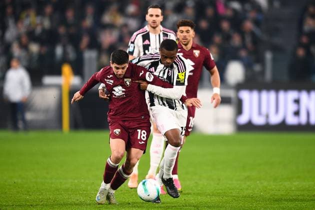 2025-11-08 Juventus FC v Torino FC - Serie A TURIN, ITALY - NOVEMBER 8: Giovanni Simeone of Torino FC battles for the ball with Pierre Kalulu of Juventus FC during the Serie A match between Juventus FC and Torino FC at Juventus Stadium on November 8, 2025 in Turin, Italy. (Photo by Alberto Gandolfo BSR Agency) Turin Italy Content not available for redistribution in The Netherlands directly or indirectly through any third parties. Copyright: xBSRxAgencyx