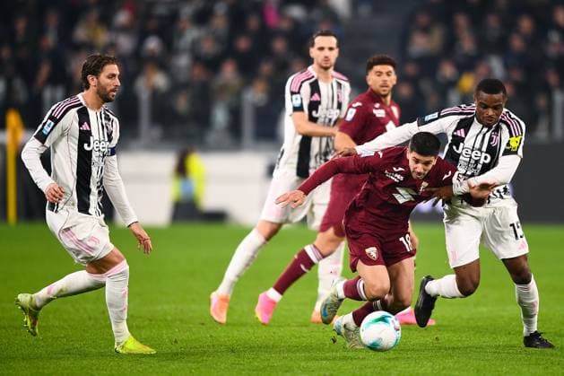 2025-11-08 Juventus FC v Torino FC - Serie A TURIN, ITALY - NOVEMBER 8: Giovanni Simeone of Torino FC battles for the ball with Pierre Kalulu of Juventus FC during the Serie A match between Juventus FC and Torino FC at Juventus Stadium on November 8, 2025 in Turin, Italy. (Photo by Alberto Gandolfo BSR Agency) Turin Italy Content not available for redistribution in The Netherlands directly or indirectly through any third parties. Copyright: xBSRxAgencyx