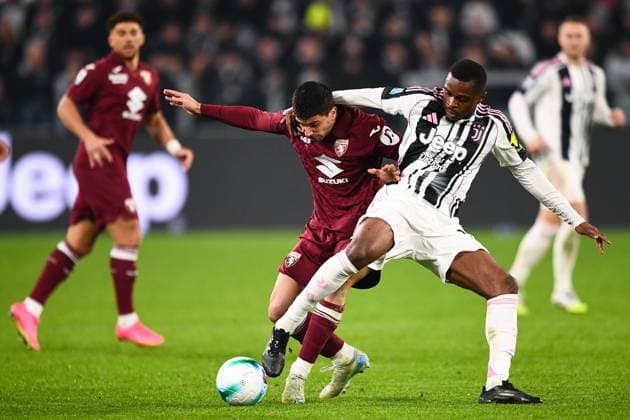 2025-11-08 Juventus FC v Torino FC - Serie A TURIN, ITALY - NOVEMBER 8: Giovanni Simeone of Torino FC battles for the ball with Pierre Kalulu of Juventus FC during the Serie A match between Juventus FC and Torino FC at Juventus Stadium on November 8, 2025 in Turin, Italy. (Photo by Alberto Gandolfo BSR Agency) Turin Italy Content not available for redistribution in The Netherlands directly or indirectly through any third parties. Copyright: xBSRxAgencyx