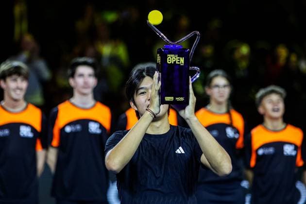 Moselle Open : tournoi de tennis, à Metz PHOTOPQR LE REPUBLICAIN LORRAIN Hugo AZMANI ; Metz ; 08 11 2025 ; Moselle Open : 22e édition du tournoi de tennis, aux Arènes, à Metz; Learner Tien (USA) remporte le tournoi, lors de son match en Finale contre Cameron Norrie Metz Moselle Lorraine France  Copyright: xPHOTOPQR LExREPUBLICAINxLORRAIN xHugoxAZMANIx 20251108RBL6427 20251108RBL6427