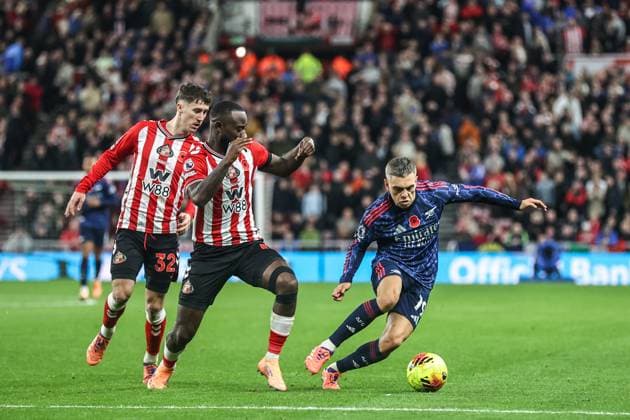 Premier League Sunderland v Arsenal Lutsharel Geertruida of Sunderland and Leandro Trossard of Arsenal battle for the ball during the Premier League match Sunderland vs Arsenal at Stadium Of Light, Sunderland, United Kingdom, 8th November 2025 (Photo by Alfie Cosgrove News Images) Sunderland Stadium Of Light Tyne and Wear United Kingdom Copyright: xAlfiexCosgrove NewsxImagesx