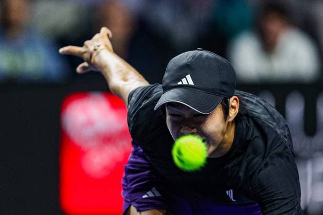 Moselle Open : tournoi de tennis, à Metz PHOTOPQR LE REPUBLICAIN LORRAIN Hugo AZMANI ; Metz ; 08 11 2025 ; Moselle Open : 22e édition du tournoi de tennis, aux Arènes, à Metz; Learner Tien (USA) remporte le tournoi, lors de son match en Finale contre Cameron Norrie Metz Moselle Lorraine France  Copyright: xPHOTOPQR LExREPUBLICAINxLORRAIN xHugoxAZMANIx 20251108RBL6430 20251108RBL6430