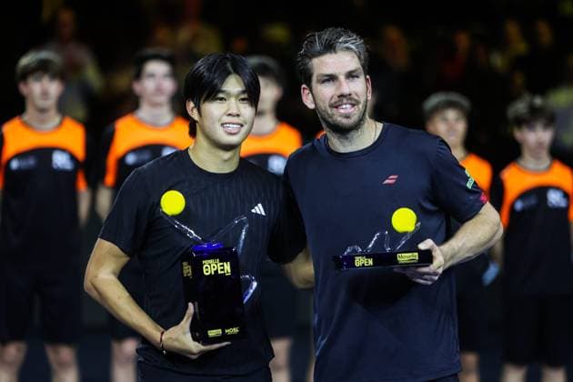 Moselle Open : tournoi de tennis, à Metz PHOTOPQR LE REPUBLICAIN LORRAIN Hugo AZMANI ; Metz ; 08 11 2025 ; Moselle Open : 22e édition du tournoi de tennis, aux Arènes, à Metz; Learner Tien (USA) remporte le tournoi, lors de son match en Finale contre Cameron Norrie Metz Moselle Lorraine France  Copyright: xPHOTOPQR LExREPUBLICAINxLORRAIN xHugoxAZMANIx 20251108RBL6431 20251108RBL6431