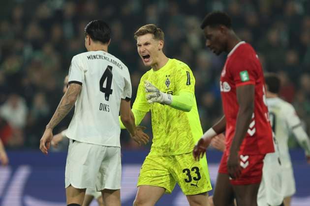 Torwart Moritz Nicolas (Borussia Mönchengladbach) gestikuliert, Gestik waehrend des spiels der Bundesliga zwischen Borussia Mönchengladbach und 1. FC Köln, Stadion im Borussia-Park am 08. November 2025 in Mönchengladbach, Deutschland. (Foto von Oliver Kaelke DeFodi Images) +++ Torwart Moritz Nicolas (Borussia Mönchengladbach) gestures during the Bundesliga match between Borussia Mönchengladbach and 1. FC Köln at Stadion im Borussia-Park on November 8, 2025 in Mönchengladbach, Germany. (Photo by Oliver Kaelke DeFodi Images) DFL regulations prohibit any use of photographs as image sequences and or quasi-video. (Photo by Oliver Kaelke DeFodi Images) Goalkeeper Moritz Nicolas Borussia Mönchengladbach gestures, gestures during the Bundesliga match between Borussia Mönchengladbach and 1 FC Köln, Stadion im Borussia Park on November 08, 2025 in Mönchengladbach, Germany Photo by Oliver Kaelke DeFodi Images Goalkeeper Moritz Nicolas Borussia Mönchengladbach gestures during the Bundesliga match between Borussia Mönchengladbach and 1 FC Köln at Stadion im Borussia Park on November 8, 2025 in Mönchengladbach, Germany Photo by Oliver Kaelke DeFodi Images DFL regulations prohibit any use of photographs as image sequences and or quasi video Photo by Oliver Kaelke DeFodi Images