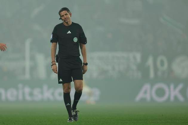 Schiedsrichter Deniz Aytekin gestikuliert, Gestik waehrend des spiels der Bundesliga zwischen Borussia Mönchengladbach und 1. FC Köln, Stadion im Borussia-Park am 08. November 2025 in Mönchengladbach, Deutschland. (Foto von Oliver Kaelke DeFodi Images) +++ Schiedsrichter Deniz Aytekin gestures during the Bundesliga match between Borussia Mönchengladbach and 1. FC Köln at Stadion im Borussia-Park on November 8, 2025 in Mönchengladbach, Germany. (Photo by Oliver Kaelke DeFodi Images) DFL regulations prohibit any use of photographs as image sequences and or quasi-video. (Photo by Oliver Kaelke DeFodi Images) Referee Deniz Aytekin gestures, gestures during the Bundesliga match between Borussia Mönchengladbach and 1 FC Köln, Stadion im Borussia Park am 08 November 2025 in Mönchengladbach, Germany Photo by Oliver Kaelke DeFodi Images Referee Deniz Aytekin gestures during the Bundesliga match between Borussia Mönchengladbach and 1 FC Köln at Stadion im Borussia Park on November 8, 2025 in Mönchengladbach, Germany Photo by Oliver Kaelke DeFodi Images DFL regulations prohibit any use of photographs as image sequences and or quasi video Photo by Oliver Kaelke DeFodi Images