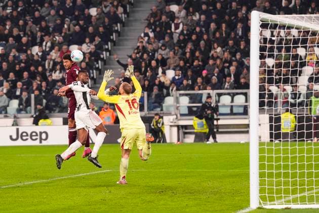 Torino™s Che Adams jumps for the ball with Juventus™s Pierre Kalulu during the Serie A soccer match between Juventus Fc and Torino Fc at the Juventus Stadium in Turin, north west Italy - November 08, 2025. - Soccer  Copyright: xFabioxFerrari LaPressex