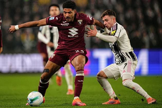 Torino™s Saul Coco fights for the ball with Juventus™ Francisco Conceicao during the Serie A soccer match between Juventus and Torino at the Allianz Stadium in Turin, north west Italy - Saturday, Nov. 8, 2025. - Soccer .  Copyright: xMarcoxAlpozzi LaPressex
