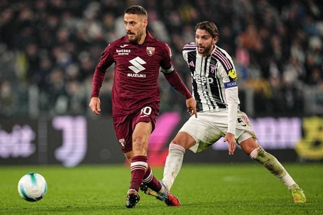 Torino™s Nikola Vlasic fights for the ball with Juventus Manuel Locatelli during the Serie A soccer match between Juventus and Torino at the Allianz Stadium in Turin, north west Italy - Saturday, Nov. 8, 2025. - Soccer .  Copyright: xMarcoxAlpozzi LaPressex
